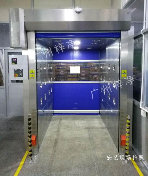 快速卷帘门风淋室图片