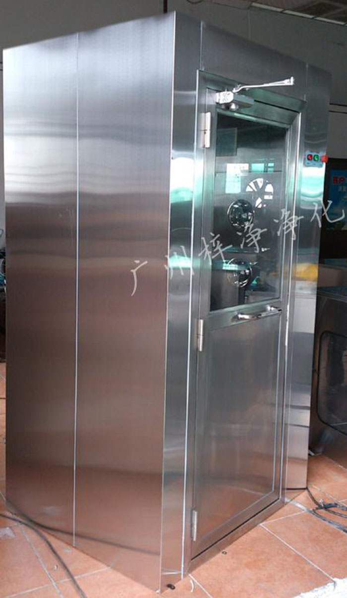 防爆风淋室主要配置有：防爆风机，离爆灯器等。