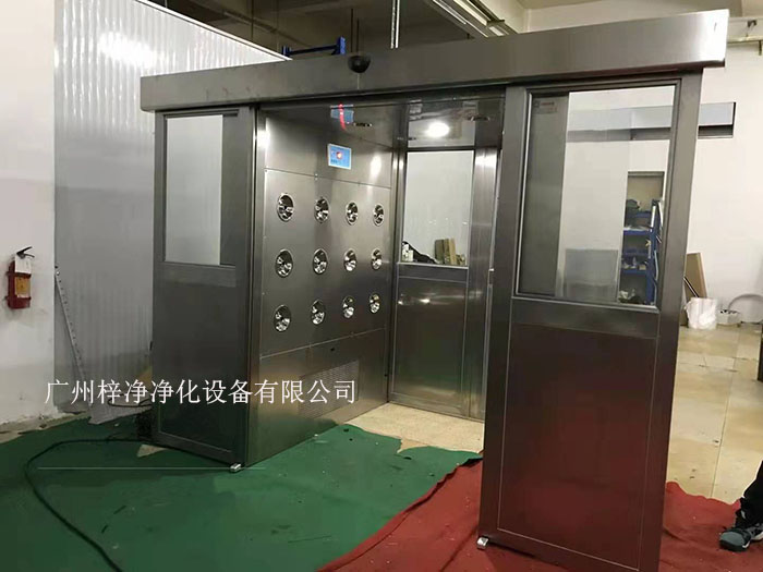 货淋室是人员和货物进入洁净室所必需的通道，它可以减少货物进出洁净室所带来的污染问题。