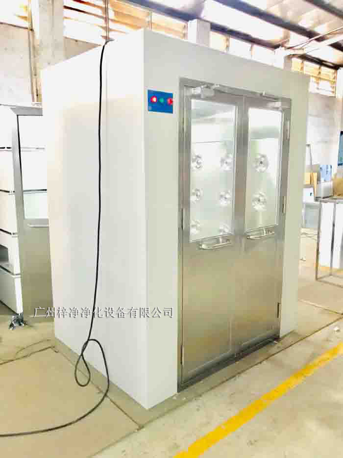 风淋室是一种密闭的净化设备，主要由外壳、风淋喷嘴、风机、空气过滤器、控制系统等部分组成。