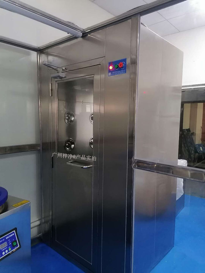 风淋室作为一种重要的洁净室设备，其内部使用的初效过滤器和高效过滤器发挥着至关重要的作用。