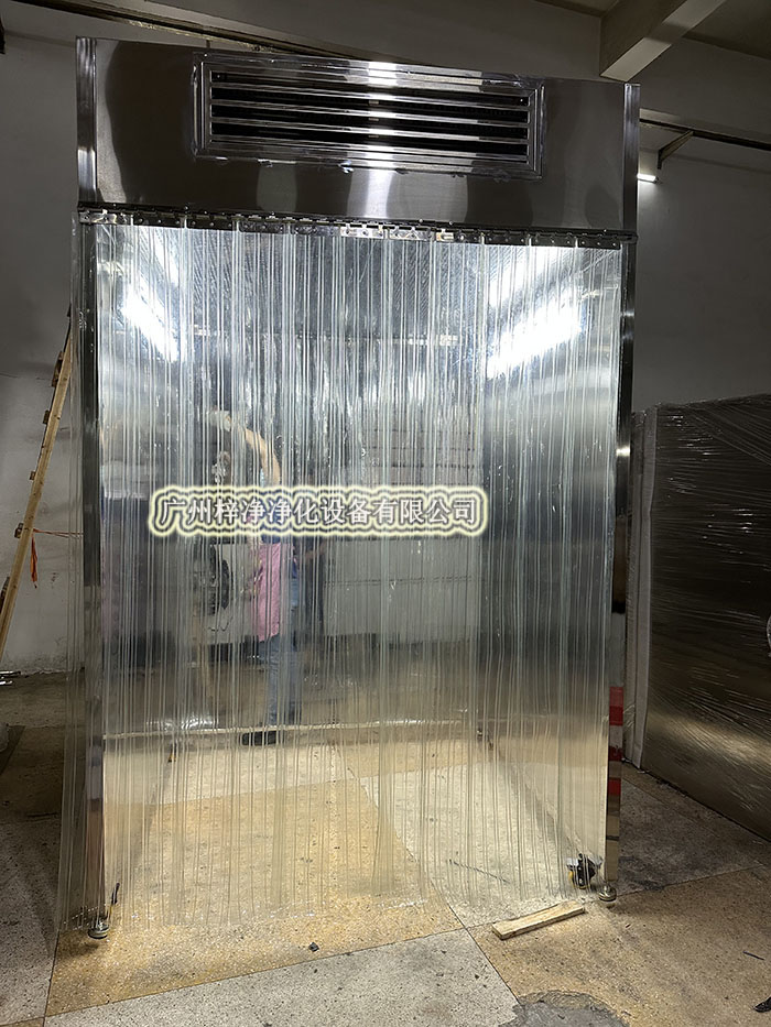 洁净采样车工作原理是从室内空气经过初效过滤器、高效过滤器出风的形式达到高洁净度的工作环境，是一种垂直流局部空气净化装置。