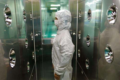 风淋室工作原理是通过高速气流的冲击，有效清除进入洁净室的人员、物料表面携带的尘埃和污染物。