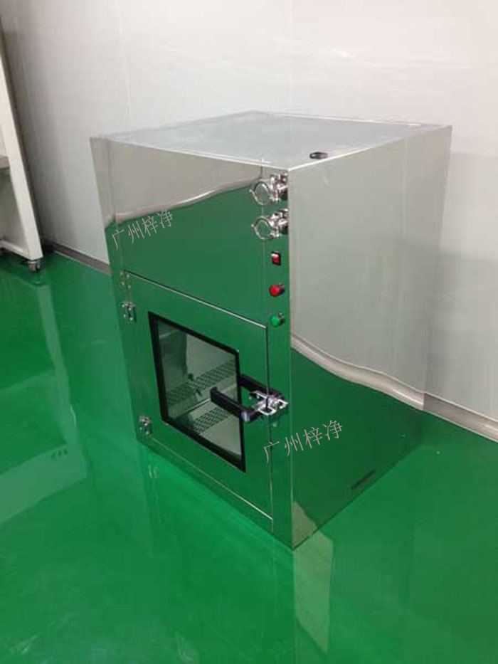 传递窗，又称为隔离传递窗、气闸室等，是一种能够在不同洁净度等级的环境之间实现物品和人员安全传递的设备。